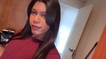 Isabel, jovencita detráns de la sala reset