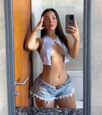 Lorena una latina de curvas naturales